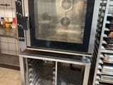 un grand four qui trône au milieu d'une cuisine