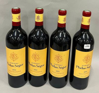 quatre bouteilles de vin rouge sont alignées