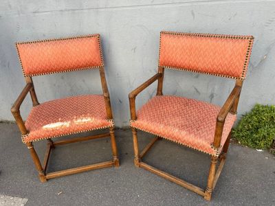2 fauteuils en noyer à dossier rectangulaire, garniture de t…