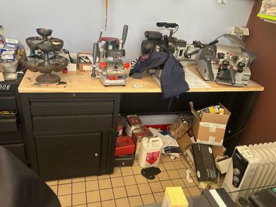 un établi encombré sur lequel se trouvent de nombreux outils