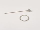 une bague en argent et une bague en argent sur une surface blanche