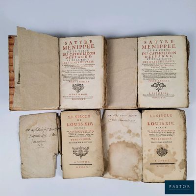 plusieurs vieux livres sont empilés sur une table