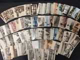 beaucoup de vieilles cartes postales posées sur une table noire