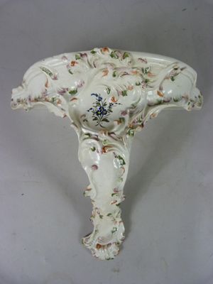 une applique murale blanche ornée d'un motif floral