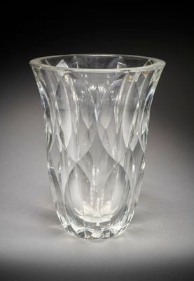 un vase en verre posé sur une table