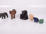 tout un tas de petits animaux en peluche posés sur la table