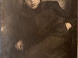 une vieille photo en noir et blanc représentant un jeune garçon assis sur une chaise