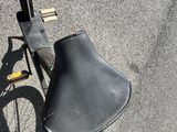 un vélo équipé d'une selle et d'un panier à l'arrière