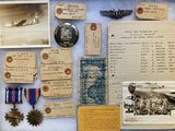 une photo d'une collection de souvenirs militaires exposés dans une vitrine