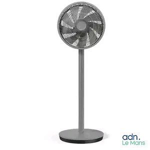 une image représentant un ventilateur métallique posé sur un support, sur fond blanc