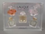 quatre flacons de parfum dans une vitrine transparente
