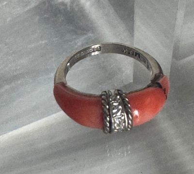 une bague en argent sertie d'une pierre de couleur corail