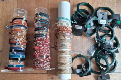 beaucoup de bracelets et d'autres objets par terre