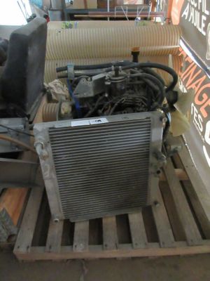 un radiateur posé sur une palette dans un garage
