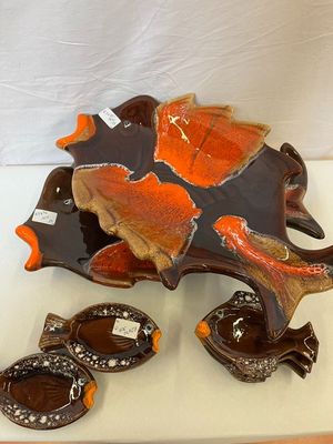 VALLAURIS : Ensemble de deux plats en forme de poissons et s…