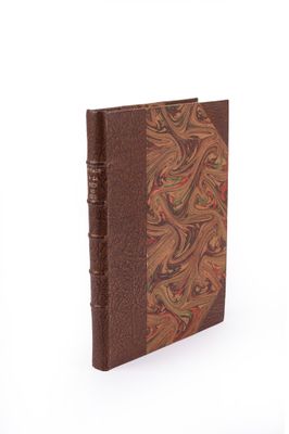 une image représentant un livre à la couverture marron ornée d'un motif