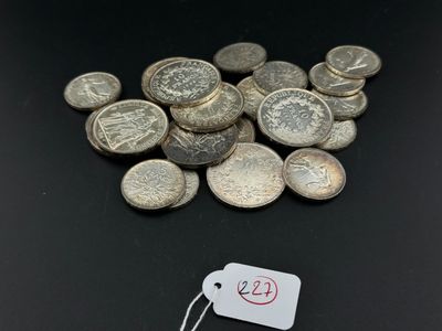 Lot de pièces en argent comprenant : - - 13 pièces de 5 Fran…
