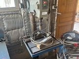 une machine posée sur une table dans une pièce