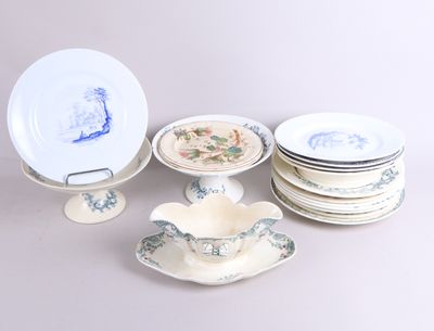de nombreuses assiettes et bols exposés sur une table