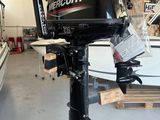 une photo d'un bateau à moteur dans un magasin