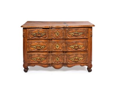 une commode ancienne dont les tiroirs sont ornés de sculptures élaborées