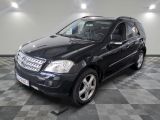 une photo d'un SUV Mercedes noir garé sur un sol à damier