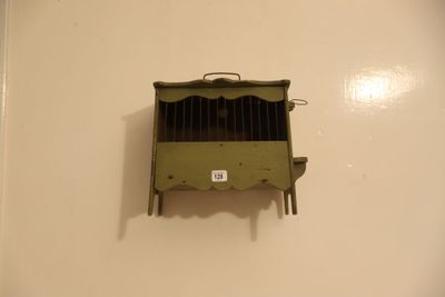 une petite mangeoire à oiseaux accrochée au mur de la salle de bains