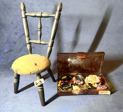 une petite chaise en bois à côté d'une petite boîte en bois