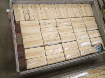 un grand nombre de cartons posés sur le sol