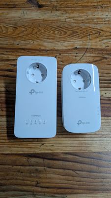 deux prises électriques blanches posées sur une table en bois
