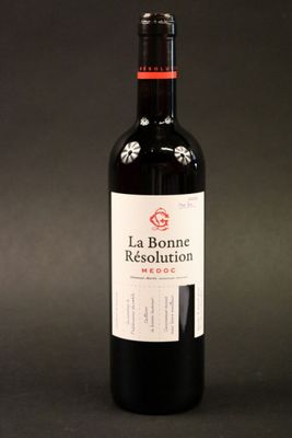 une bouteille de vin posée sur une table