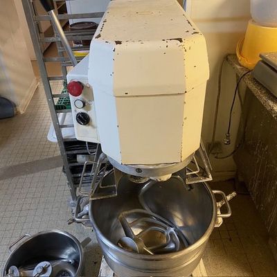 une photo d'une cuisine avec un mixeur et un saladier