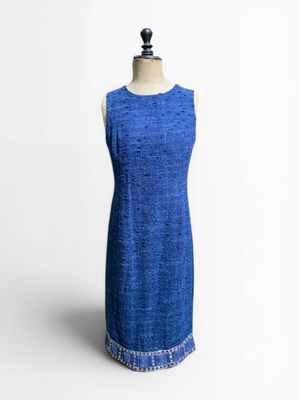 une robe bleue sur un mannequin, un mannequin, un mannequin, un mannequin, un mannequin, un mannequin, un mannequin, un mannequin, un mannequin