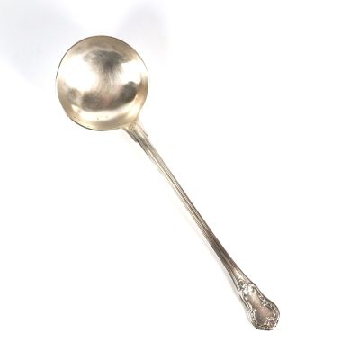 cuillère plaquée argent sur un fond blanc, avec une cuillère au milieu de la cuillère