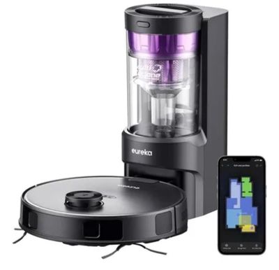un gros plan sur un mixeur et un téléphone portable posés sur une table