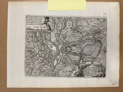 une vieille carte représentant une rivière, rangée dans une boîte sur laquelle est collé un post-it
