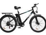 un gros plan d'un vélo sur fond blanc, avec un fond blanc