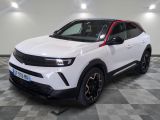 le 4x4 blanc est garé sur le sol en damier d'un garage