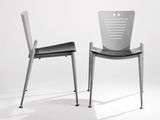 deux chaises assises l'une à côté de l'autre sur une surface blanche