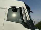 un camion blanc garé sur le bord de la route