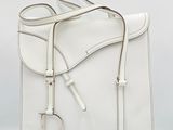 un sac à main blanc muni d'une boucle métallique sur la poignée
