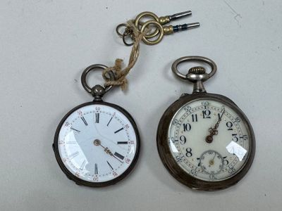 deux montres de poche posées l'une à côté de l'autre sur une table