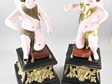deux figurines représentant un garçon et une fille, posées sur un socle