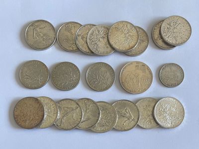 un grand nombre de pièces qui se trouvent sur une surface blanche