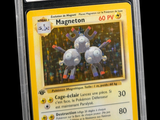 gros plan d'une carte pokemon sur fond noir