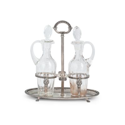 service de table plaqué argent comprenant deux carafes en verre et un plateau en argent