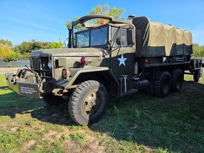 un camion militaire garé dans l'herbe