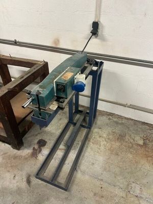 a machine that is sitting on a table in a room
