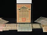 une pile de vieux papiers posés sur une table, sur fond noir