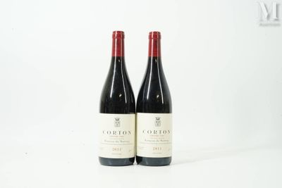 deux bouteilles de vin rouge posées l'une à côté de l'autre sur une surface blanche